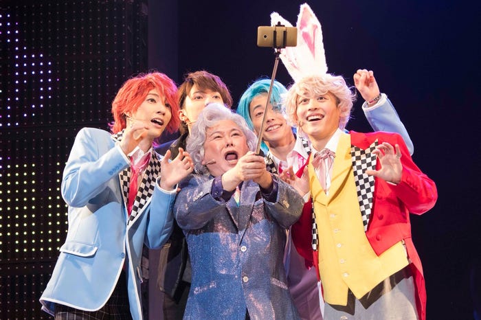 19歳の小林亮太が演じるうさぎ(右)、キャラが濃すぎる (提供写真)