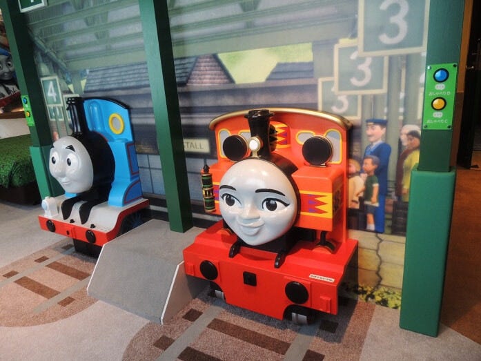 トーマスとニアの近くにはボタンがあります。押してみると……