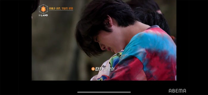 号泣しながらタキを抱きしめるケイ(C) AbemaTV, Inc.