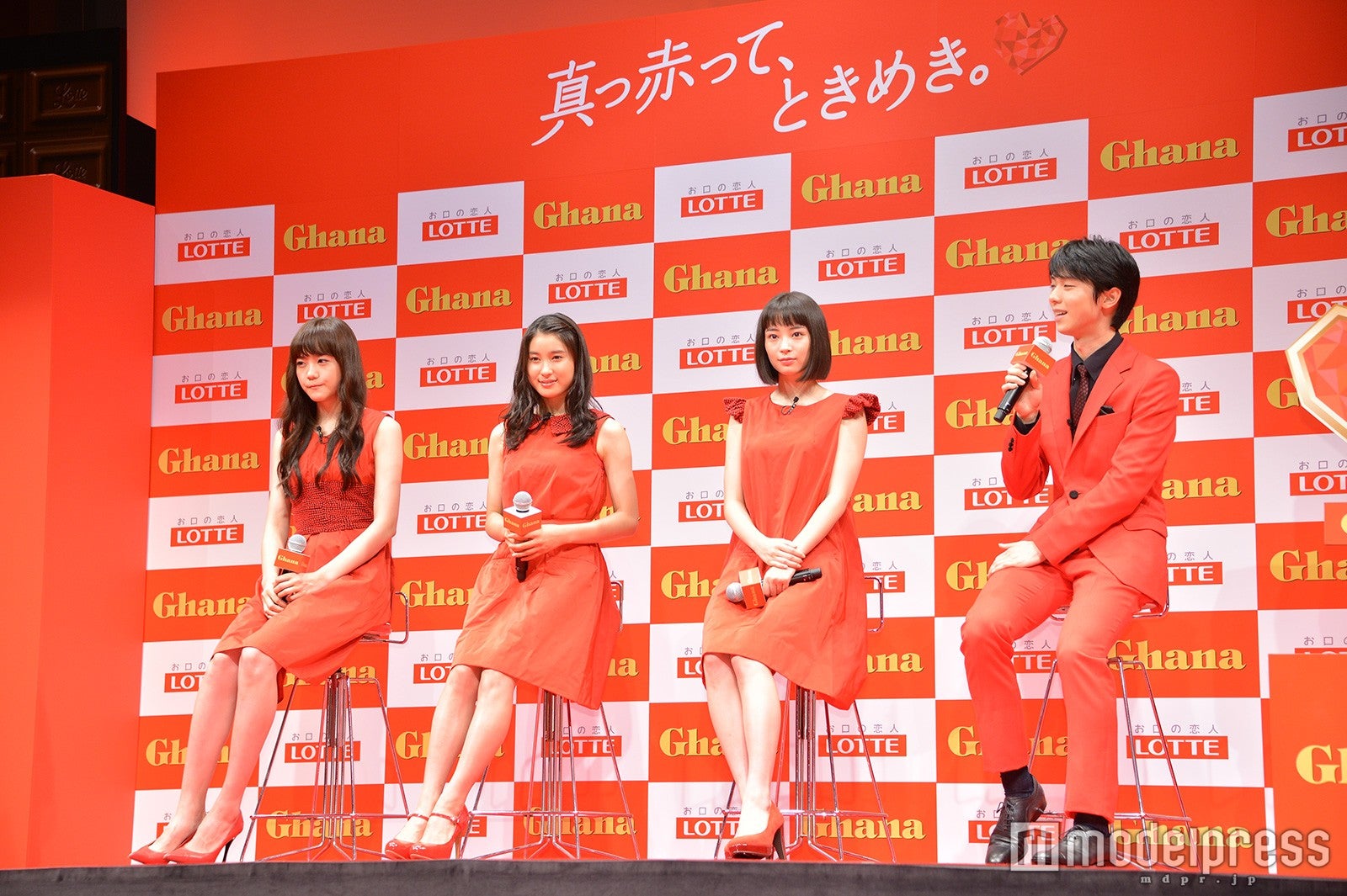 （左より）松井愛莉、土屋太鳳、広瀬すず、羽生結弦選手（C）モデルプレス