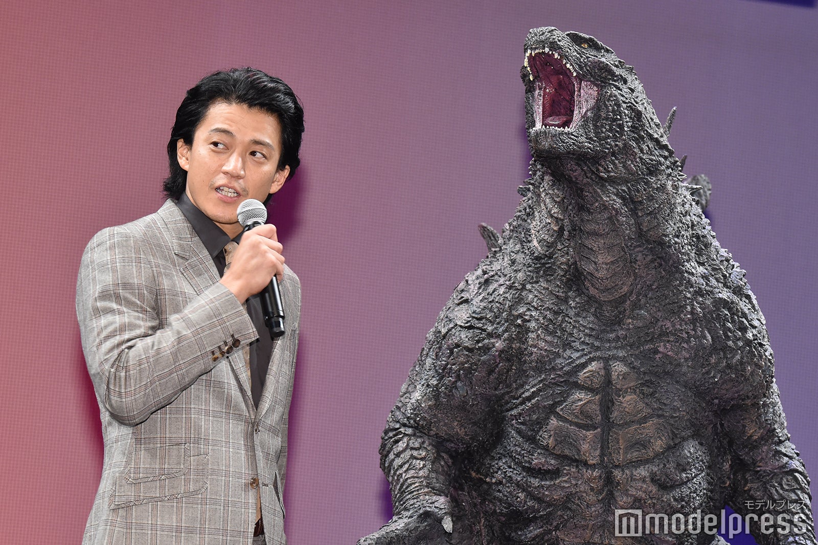 小栗旬とゴジラ （C）モデルプレス