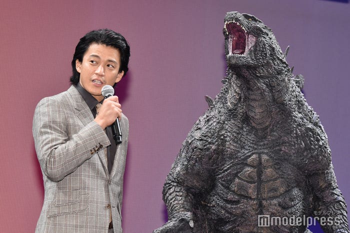 小栗旬とゴジラ (C)モデルプレス