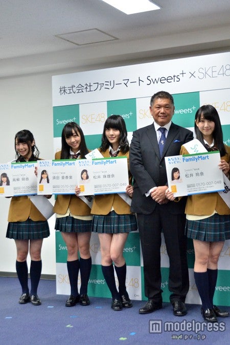 （左から）高柳明音、須田亜香里、松井珠理奈、株式会社ファミリーマート商品本部上席執行役員・青木実、松井玲奈、