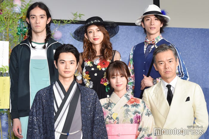 (前列左より)瀬戸康史、深田恭子、渡部篤郎(後列左より)栗原類、小沢真珠、大貫勇輔 (C)モデルプレス