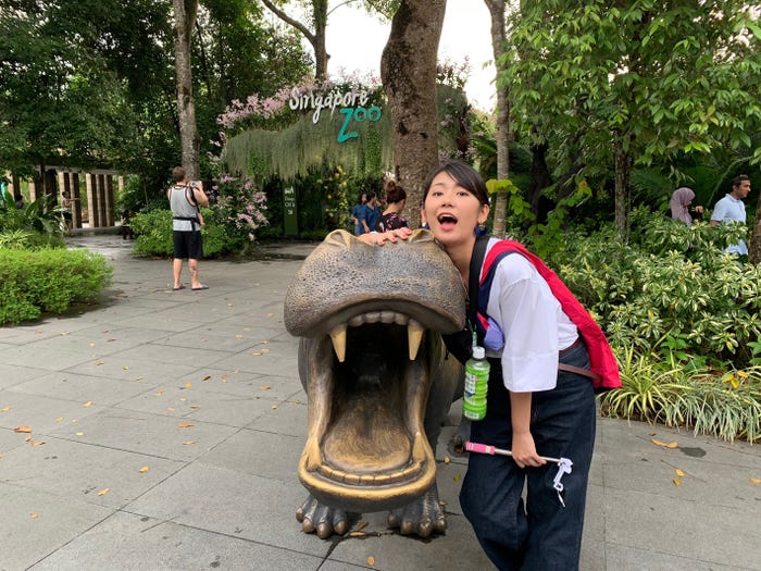 各地の動物園に行くのが好きです。蚊にさされたくないので、長ズボンは欠かせません!/新美有加アナウンサー(提供写真)