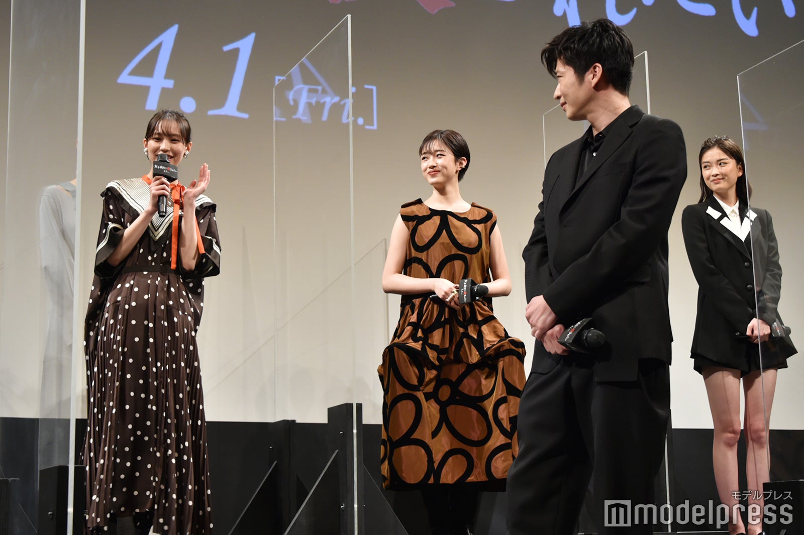 南沙良に熱い視線を送る田中圭（C）モデルプレス