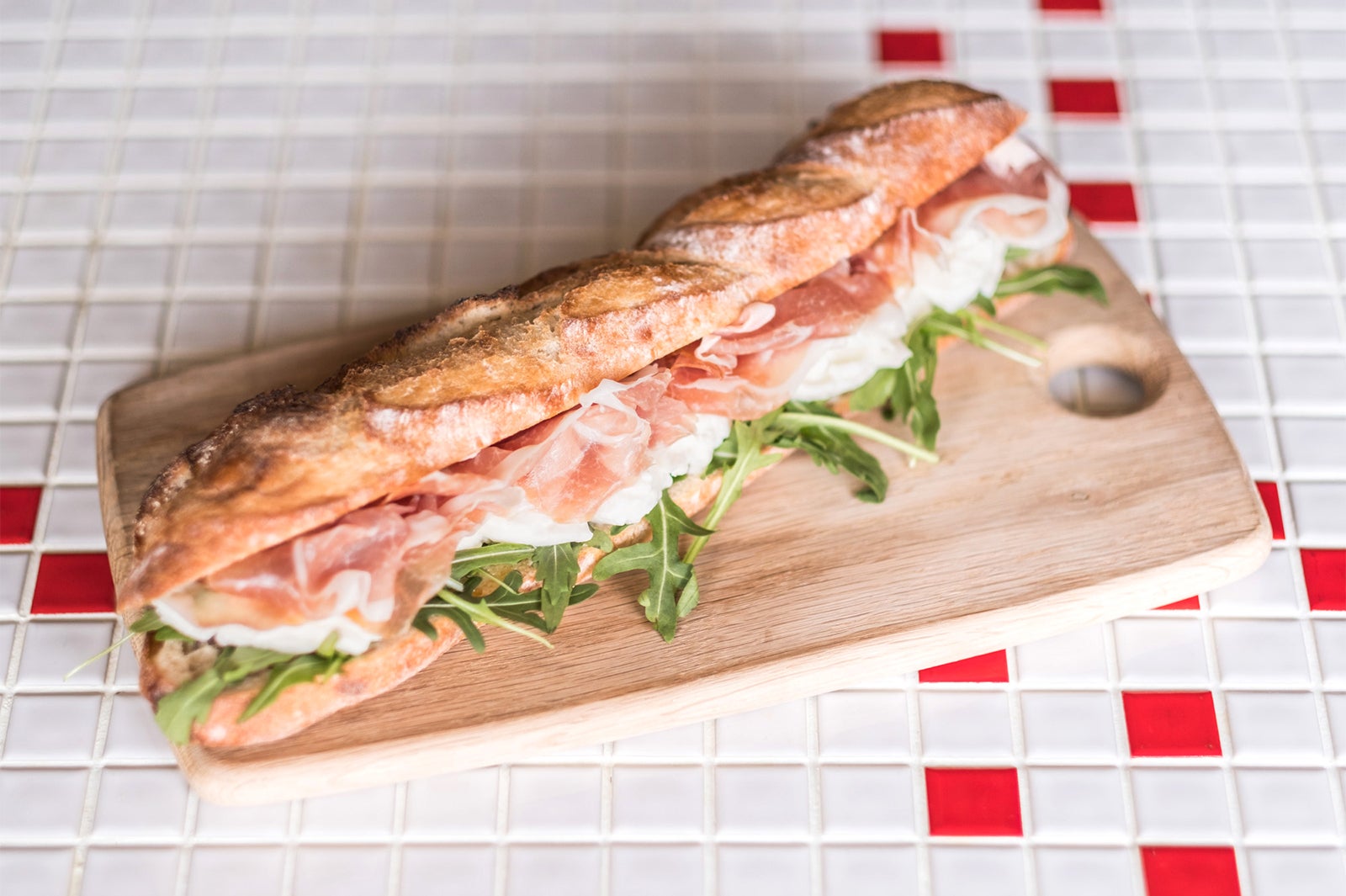 ラウラ：モッツァレラ、ルッコラ、お好きなシャルキュトリー（プロシュート、サラミ、モルタデラ、ロティ）ハーフ880円、フル1,480円／画像提供：ベイクルーズ