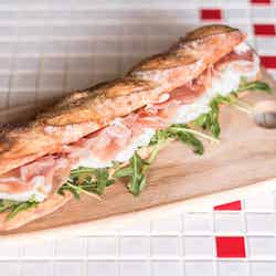 ラウラ:モッツァレラ、ルッコラ、お好きなシャルキュトリー(プロシュート、サラミ、モルタデラ、ロティ)ハーフ880円、フル1,480円/画像提供:ベイクルーズ