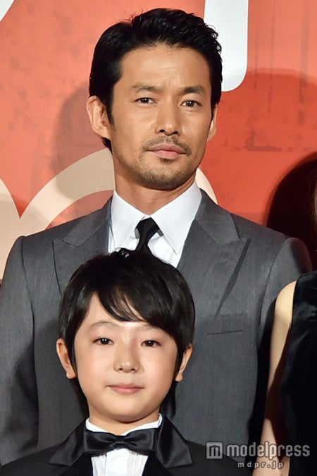 竹野内豊（奥）、池田優斗（前）