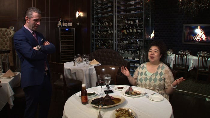 ステーキを堪能/画像提供:毎日放送