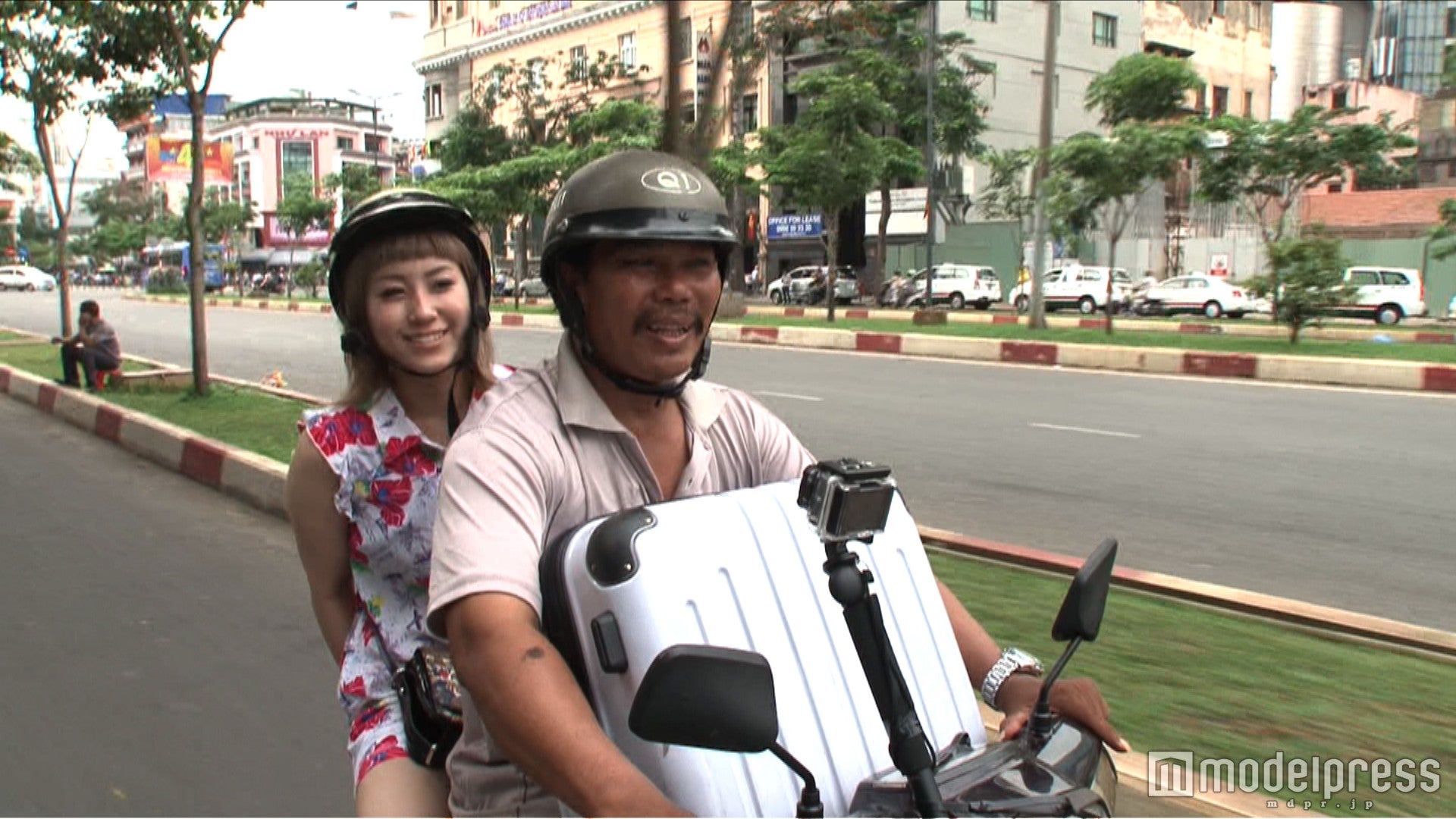 バイクタクシーに乗車するIMALU／画像提供：ABC