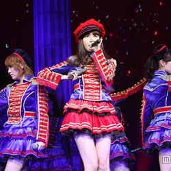 AKB48 33rdシングル「ハート・エレキ」のセンターをつとめる小嶋陽菜（C）AKS