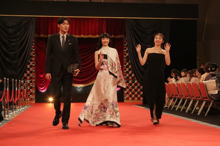 松谷鷹也、見上愛、森田望智(C)日本アカデミー協会