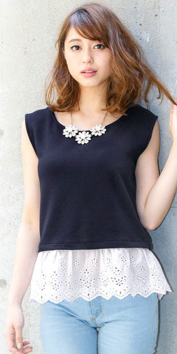 裾コットンレースフリル切替ノースリーブトップス「神戸レタス」1990円(税込)