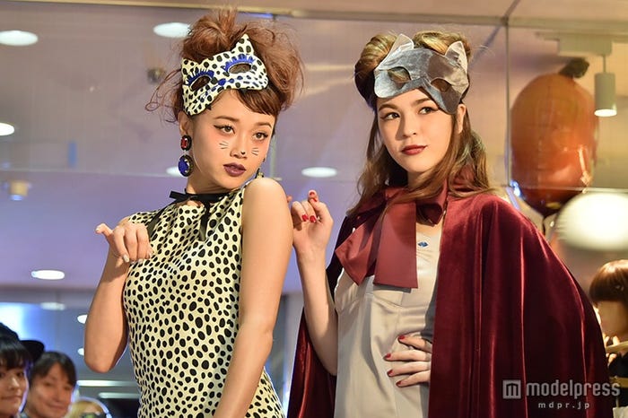 悩殺ポーズを決める宮城舞(左)、ケルクハナ(右)