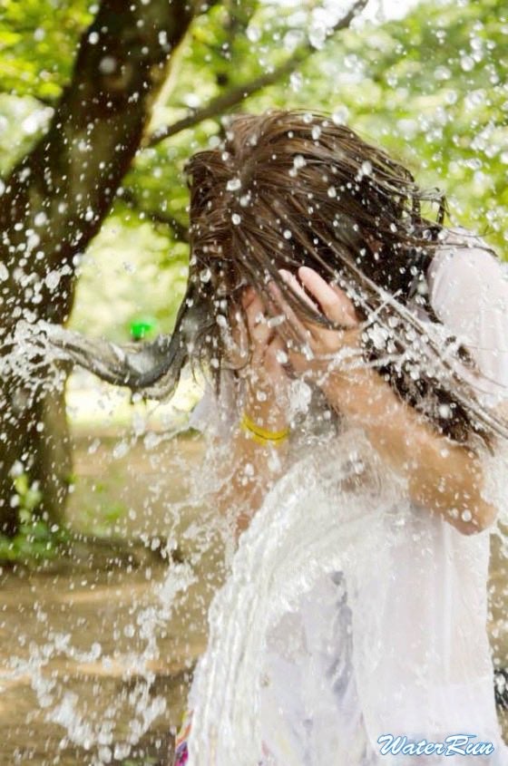 Tシャツも透けるほどびしょびしょに／画像提供：ウォーターラン