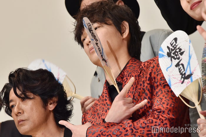 綾野剛 ド派手 ヒョウ柄赤スーツで登場 役者として生まれ直した 手応え語る パンク侍 斬られて候 モデルプレス 綾野剛 ド派手 ヒョウ柄赤スーツで登場 役者として生まれ直した 手応え語る パンク侍 斬られて候 モデルプレス