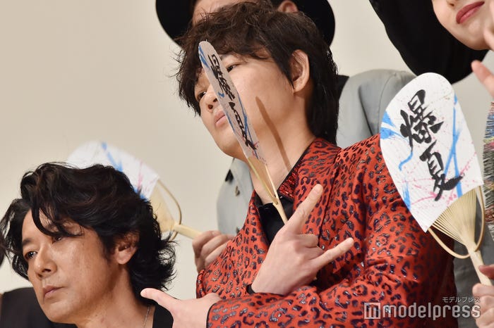 パンクロックな綾野剛(C)モデルプレス