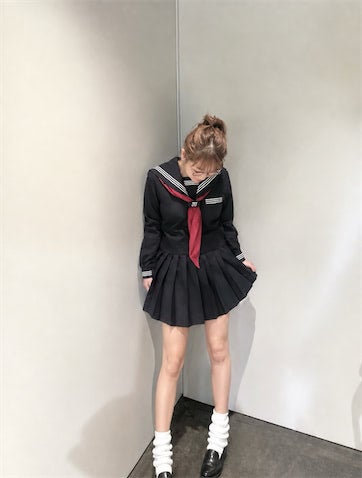 「足ほっそ」鈴木奈々38歳、超ミニ×生足ルーズソックスのセーラー服姿に「許されるくらい可愛い」