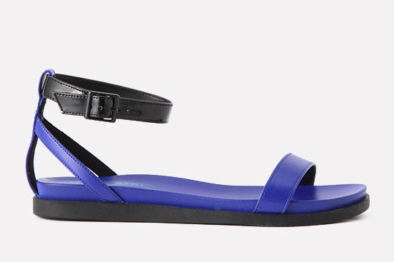 ベーシックアンクルストラップサンダル「CHARLES & KEITH」7,020円（税込）／画像提供：CHARLES & KEITH OFFICIAL ONLINE STORE