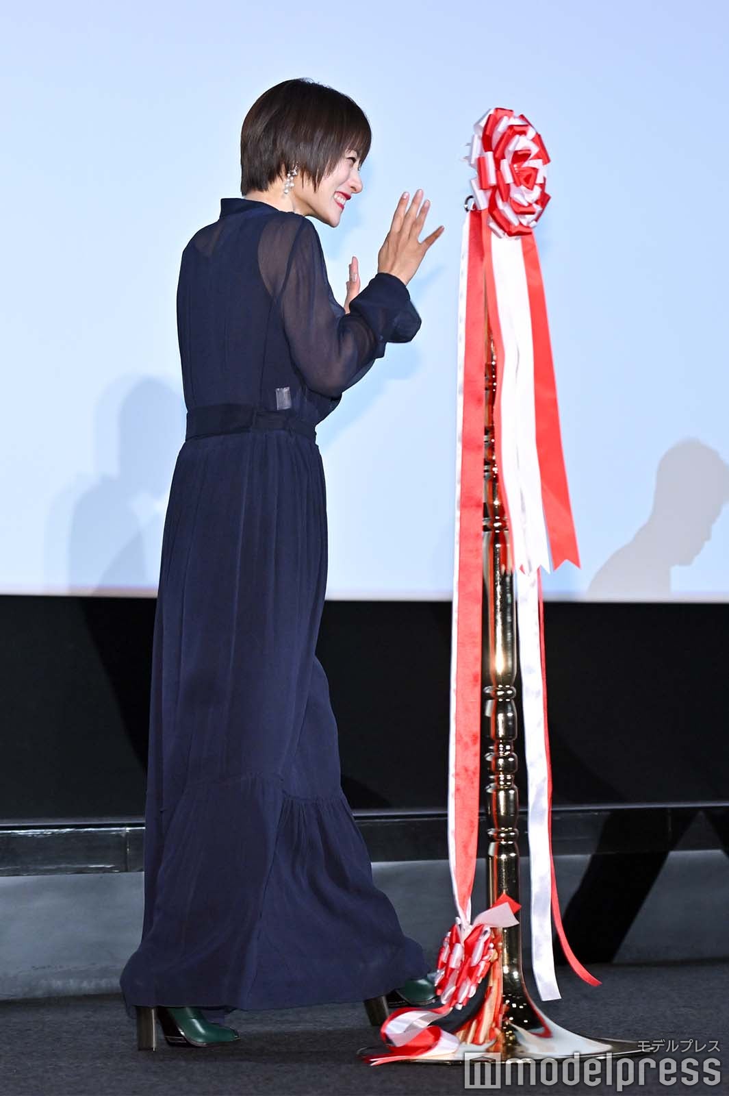 手を振る石原さとみ（C）モデルプレス