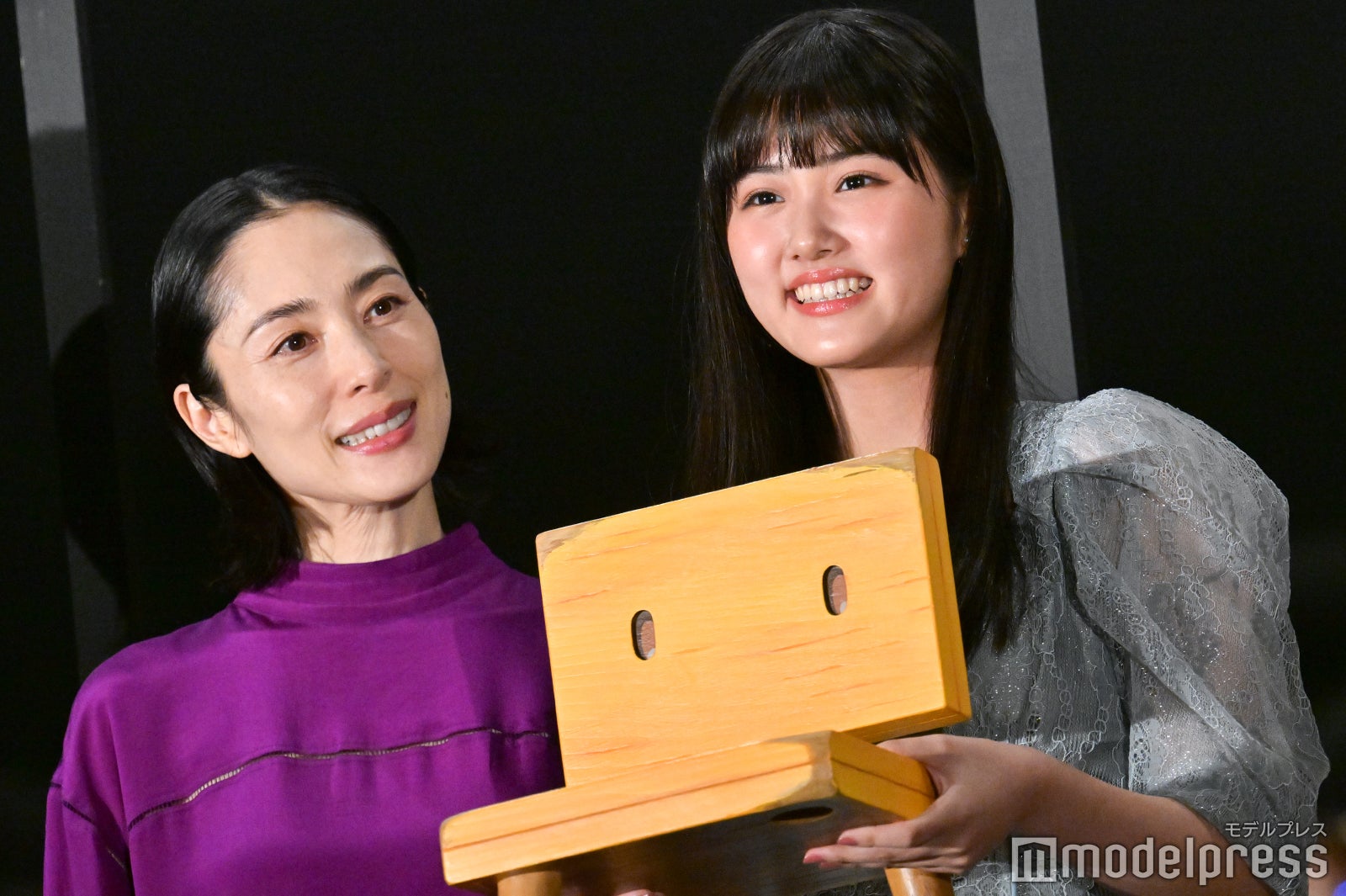 深津絵里、原菜乃華 （C）モデルプレス