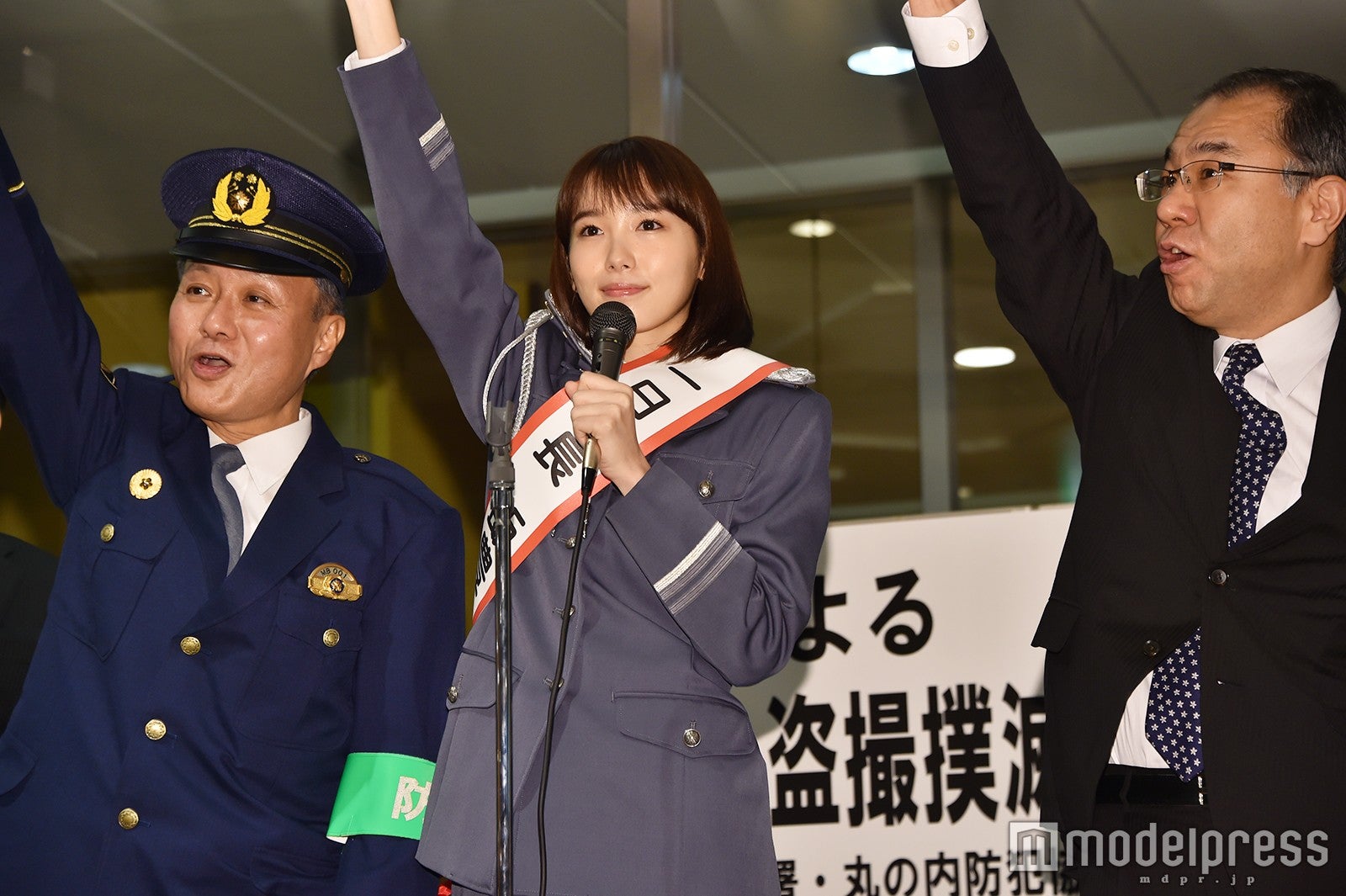 飯豊まりえ（中央） （C）モデルプレス