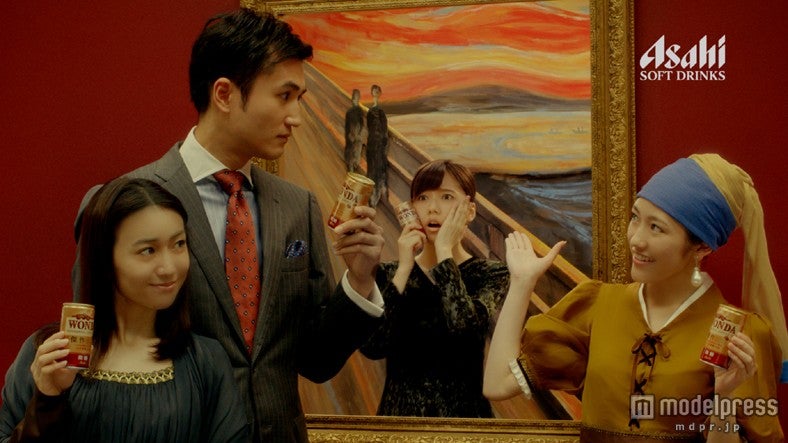 コーヒー飲料「ワンダ 傑作」のTVCM「名画」編に出演する大島優子（左）、島崎遥香（中央）、渡辺麻友（右）