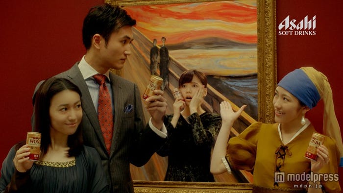 コーヒー飲料「ワンダ 傑作」のTVCM「名画」編に出演する大島優子(左)、島崎遥香(中央)、渡辺麻友(右)