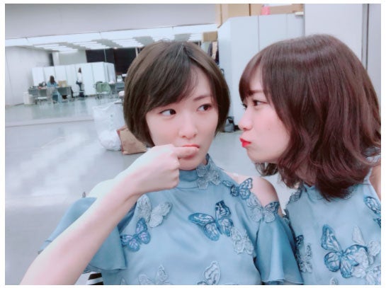 生駒里奈を見つめる秋元真夏／秋元真夏オフィシャルブログ