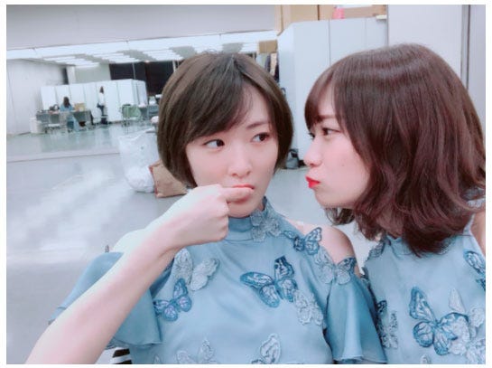 生駒里奈を見つめる秋元真夏/秋元真夏オフィシャルブログ