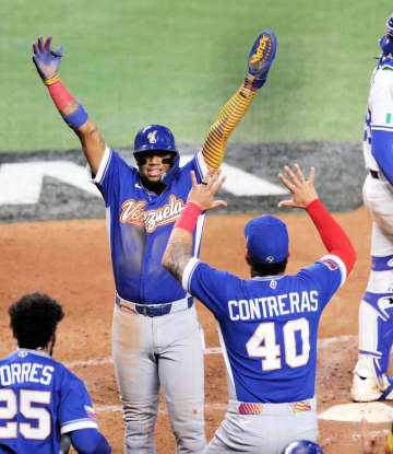 WBC 決勝進出ベネズエラのベンチがカオス状態にw選手が踊り狂う→謎の液体も飛び交う スタンドも選手もお祭り騒ぎ