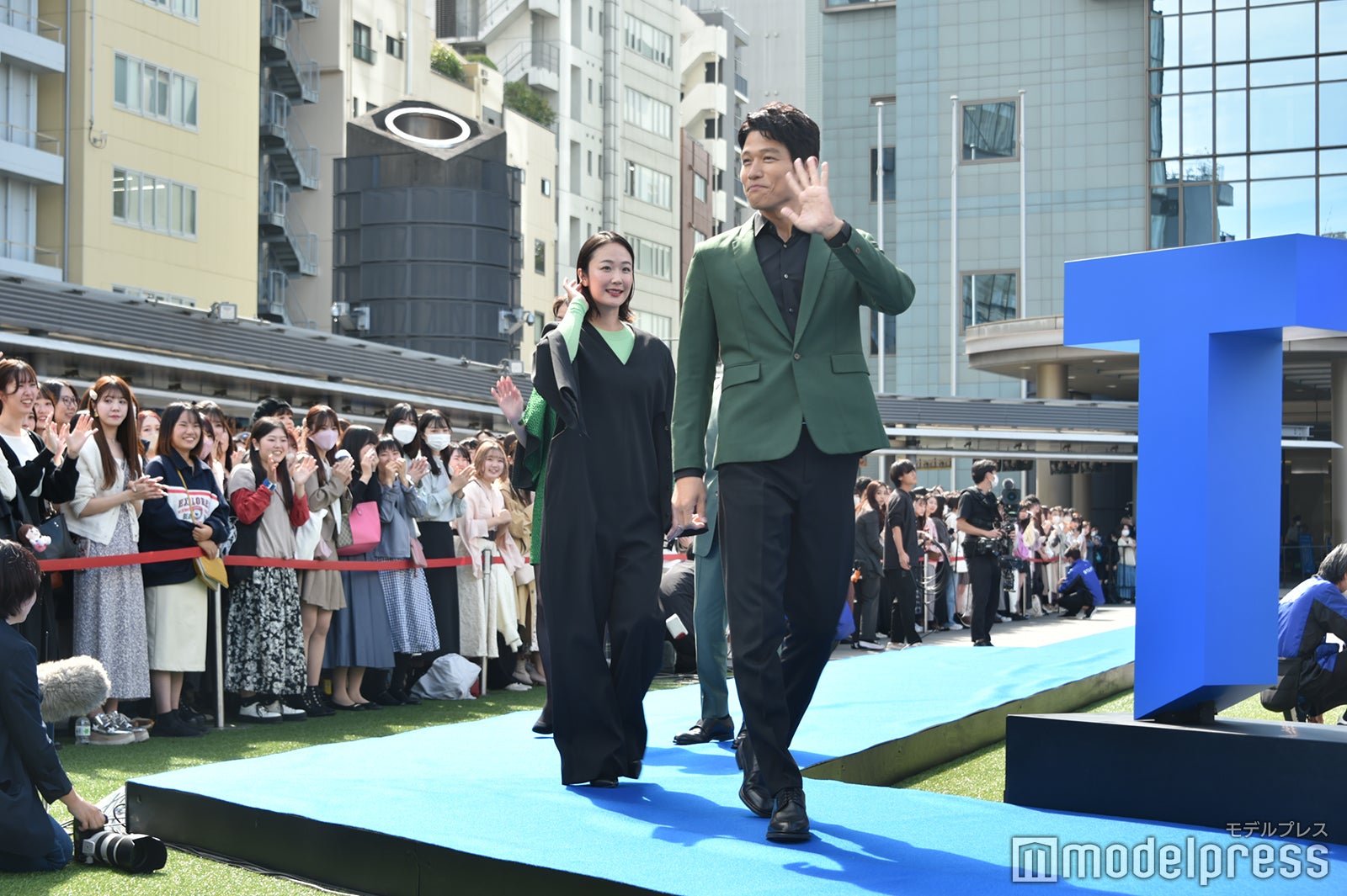 黒木華、鈴木亮平（C）モデルプレス