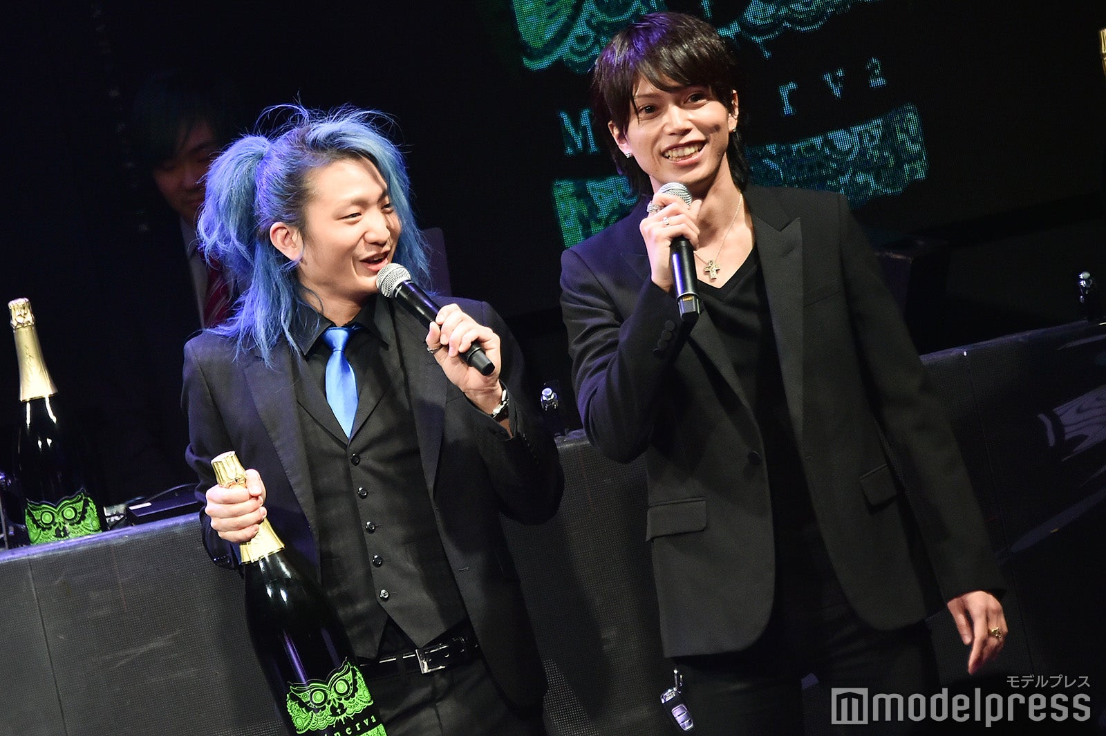 （左から）DJ社長、愛夢路澪（C）モデルプレス