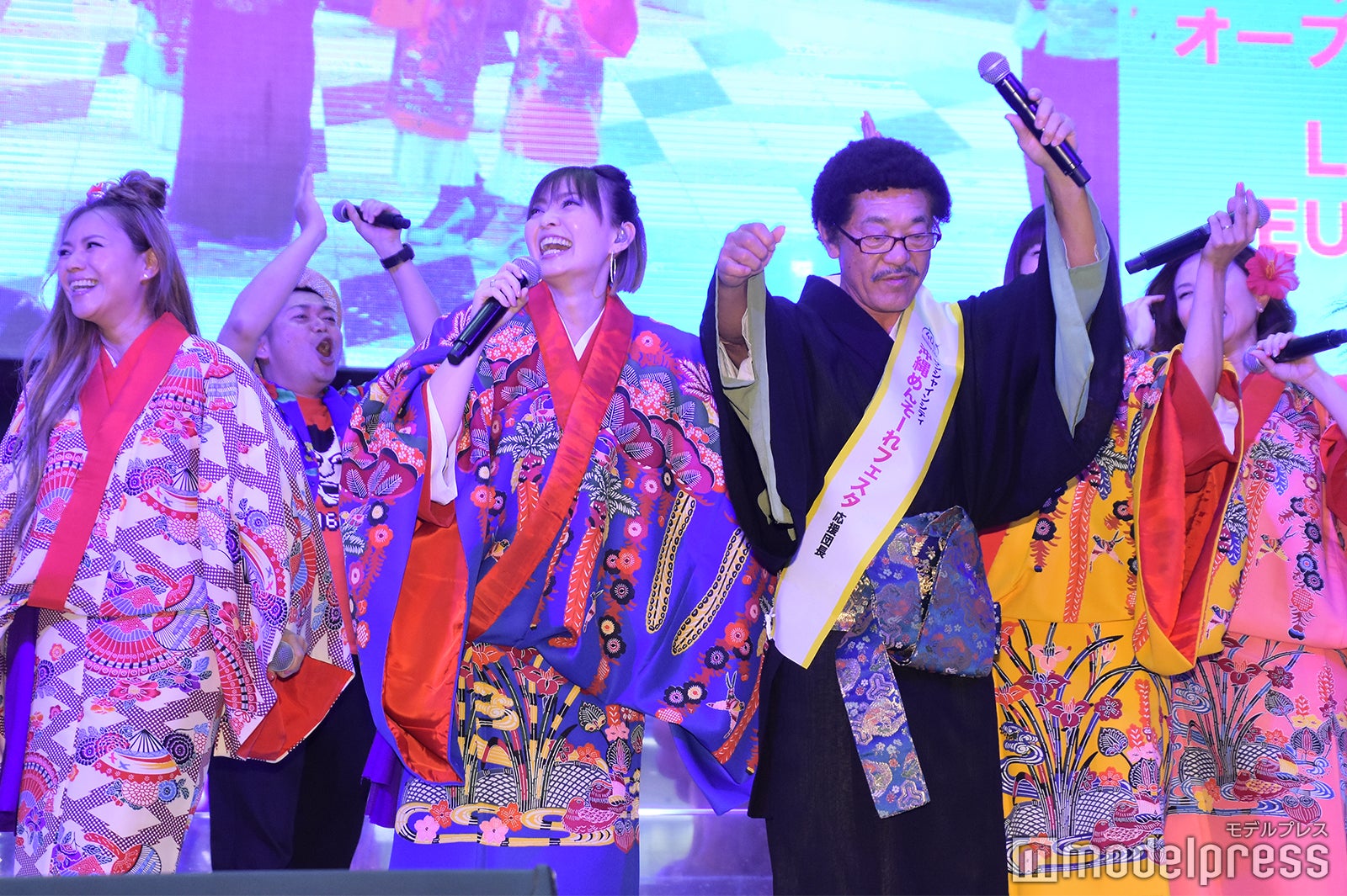 MAXと具志堅用高 （C）モデルプレス