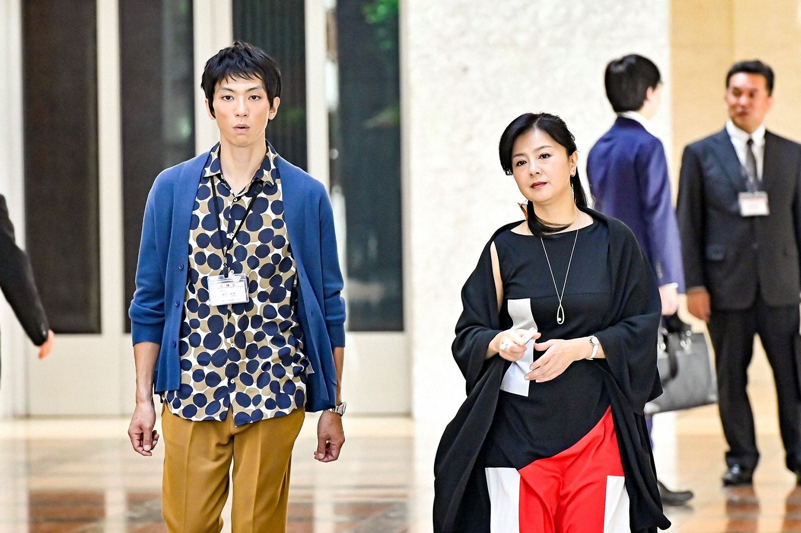 奥野瑛太、薬師丸ひろ子／「最愛」第1話より（C）TBS