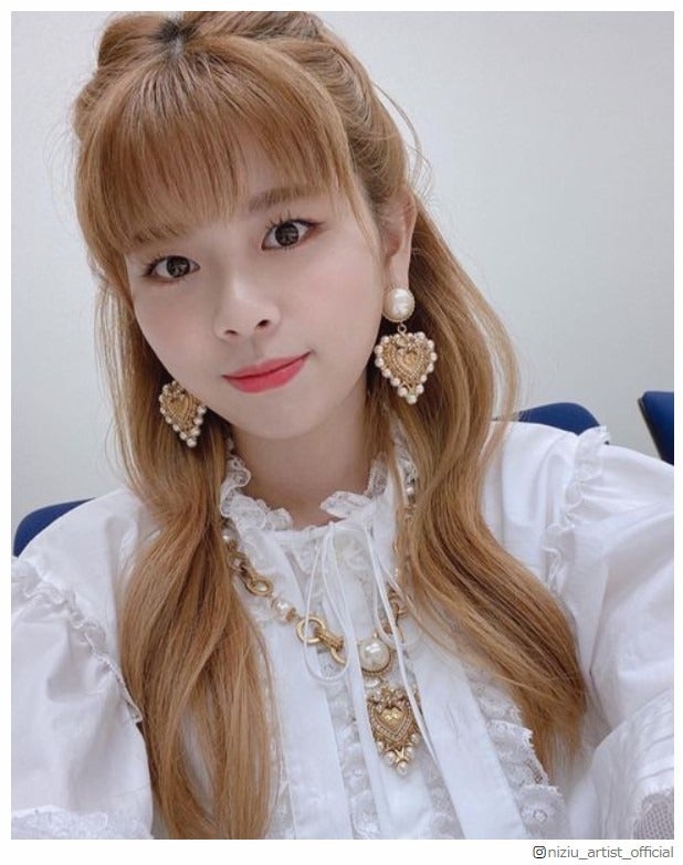 NiziUリク、ガーリーな自撮りショットに「ふわふわ」「お姫様みたい」の声