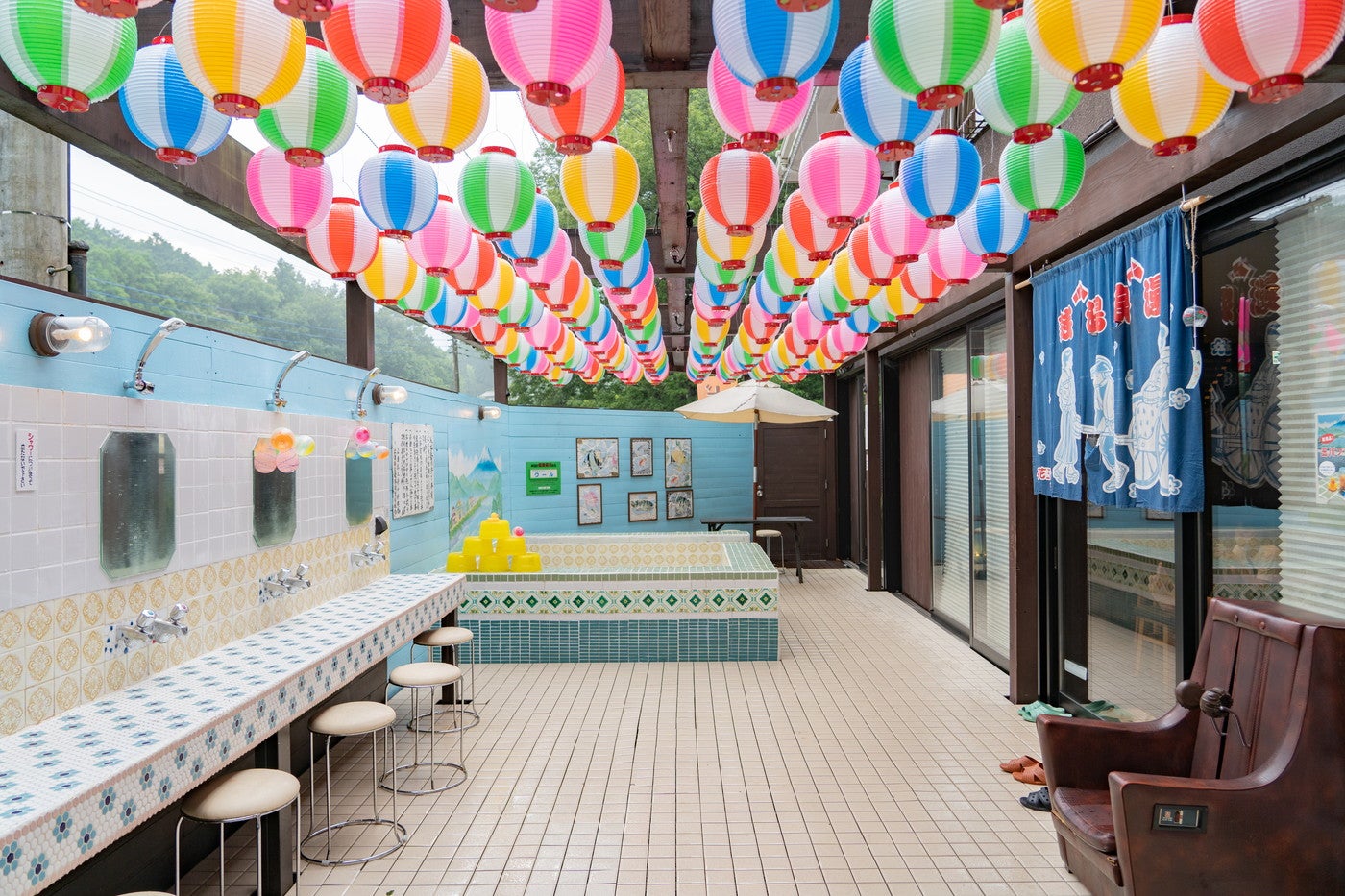 夏場はお祭り感のあるカラフルな提灯で彩られる／提供画像