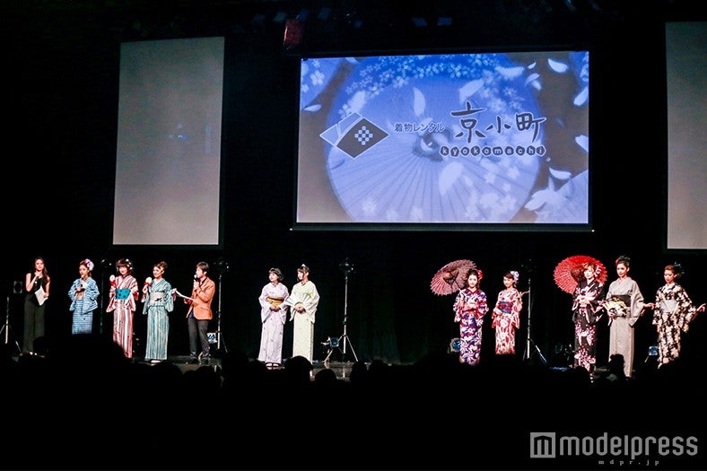 着物レンタル京小町ステージの様子