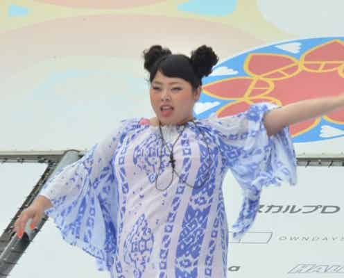 渡辺直美、ランウェイで大暴れ ぽっちゃり代表モデルとしてキレのあるステップ