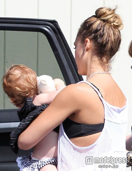 ジェシカ・アルバ、珍しくブラ見せファッションを披露！