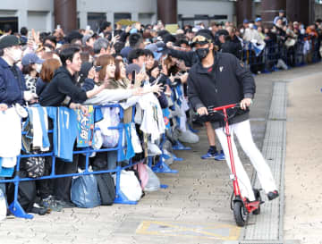 悲願のリーグVへ！日本ハム・新庄剛志監督が精力的にスタート ブルペンでは投手陣に助言、自らトンボを手に