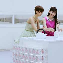 篠田麻里子、小嶋陽菜/新CM「ICEカップヌードルライト」より(C)AKS