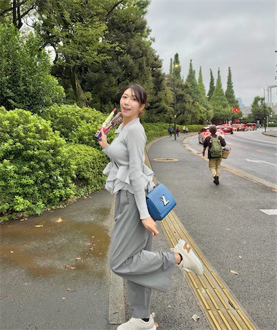 40歳"美しすぎる気象予報士"、美スタイル際立つニットトップス姿にうっとり「麗しすぎます」