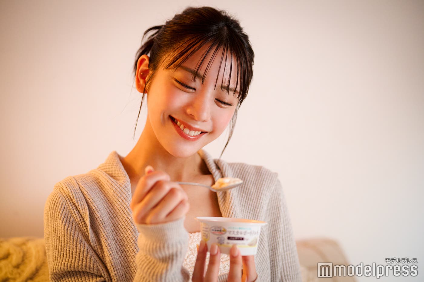 「マスカルポーネドルチェ」を食べる貴島明日香(C)モデルプレス