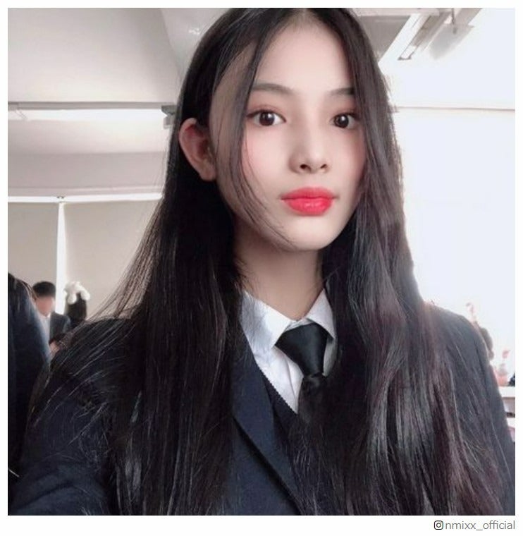 NMIXXジニ、中学時代の“黒髪制服ショット”に反響「美しい」「既に完成されてる」