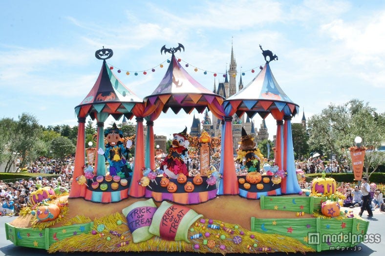 デイジーたちのお菓子がたくさんのハロウィーンスウィーツショップのフロート／ハッピーハロウィーンハーベスト