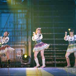 左から：古畑奈和、小嶋陽菜、菅なな子／「AKB48 2013 真夏のドームツアー～まだまだ、やらなきゃいけないことがある～」ナゴヤドーム公演初日より（C）AKS