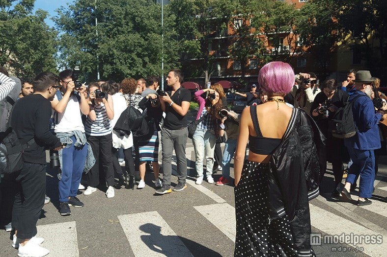 パパラッチに囲まれるなつぅみ（画像：所属事務所提供）