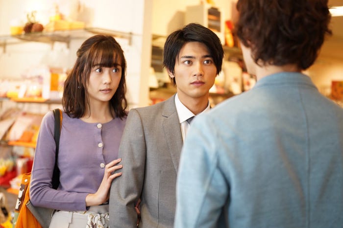 松井愛莉、板垣瑞生(C)「社内マリッジハニー」製作委員会・MBS(C)藤原えみ/小学館